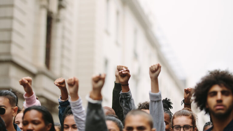 Loi immigration des milliers détudiants syndicats et opposants dans