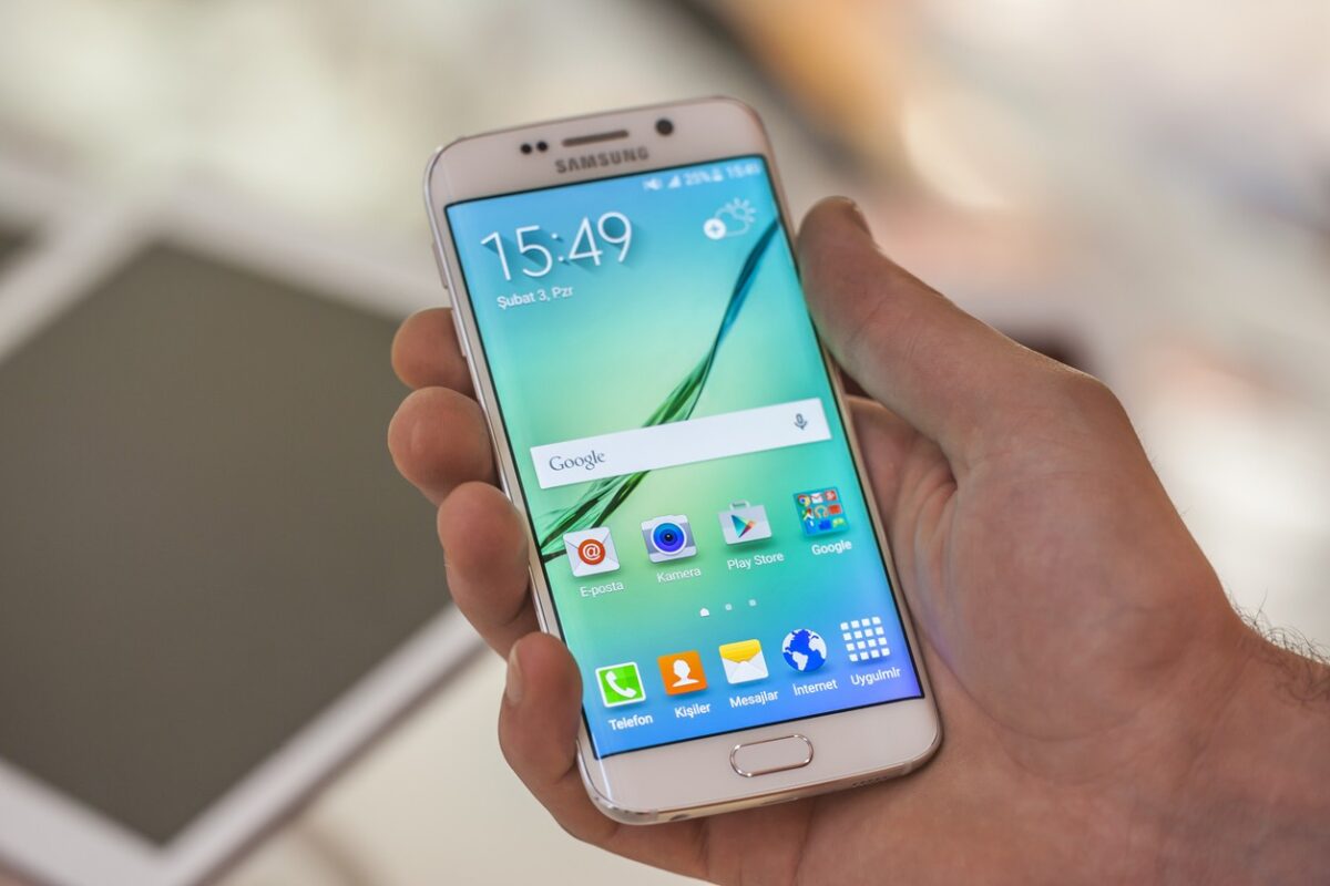 Samsung Galaxy S6 Edge in hand