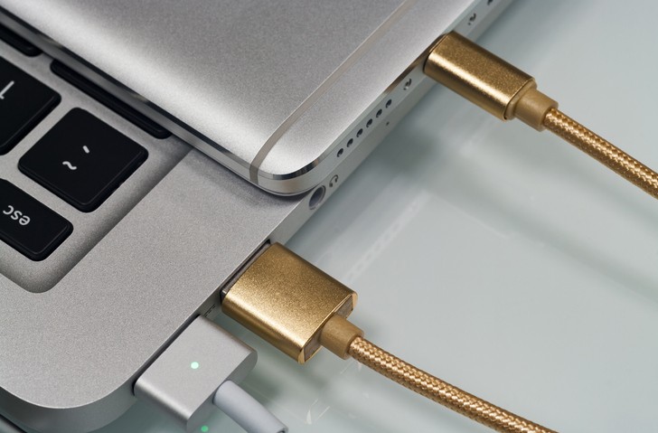 Connection smartphone with a usb cable to laptop.