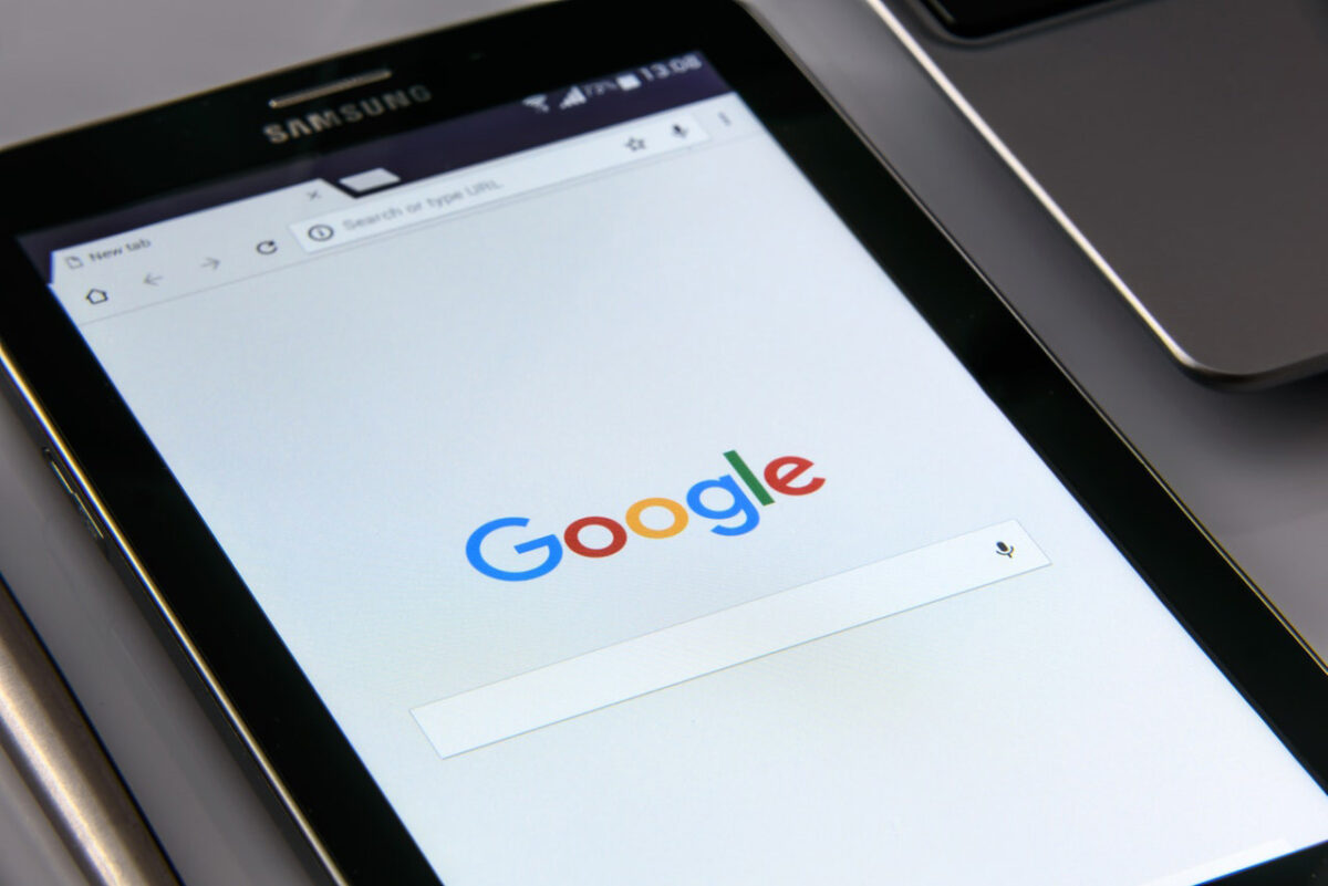 google-logo-sur-une-tablette