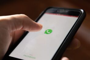 Messages vocaux sur WhatsApp : lecture accélérée, mode mains-libres, écouter sans être vu…