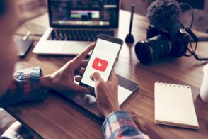 YouTube facilite la création de vidéos : plus de choix musicaux, nouvelles statistiques, top remix…