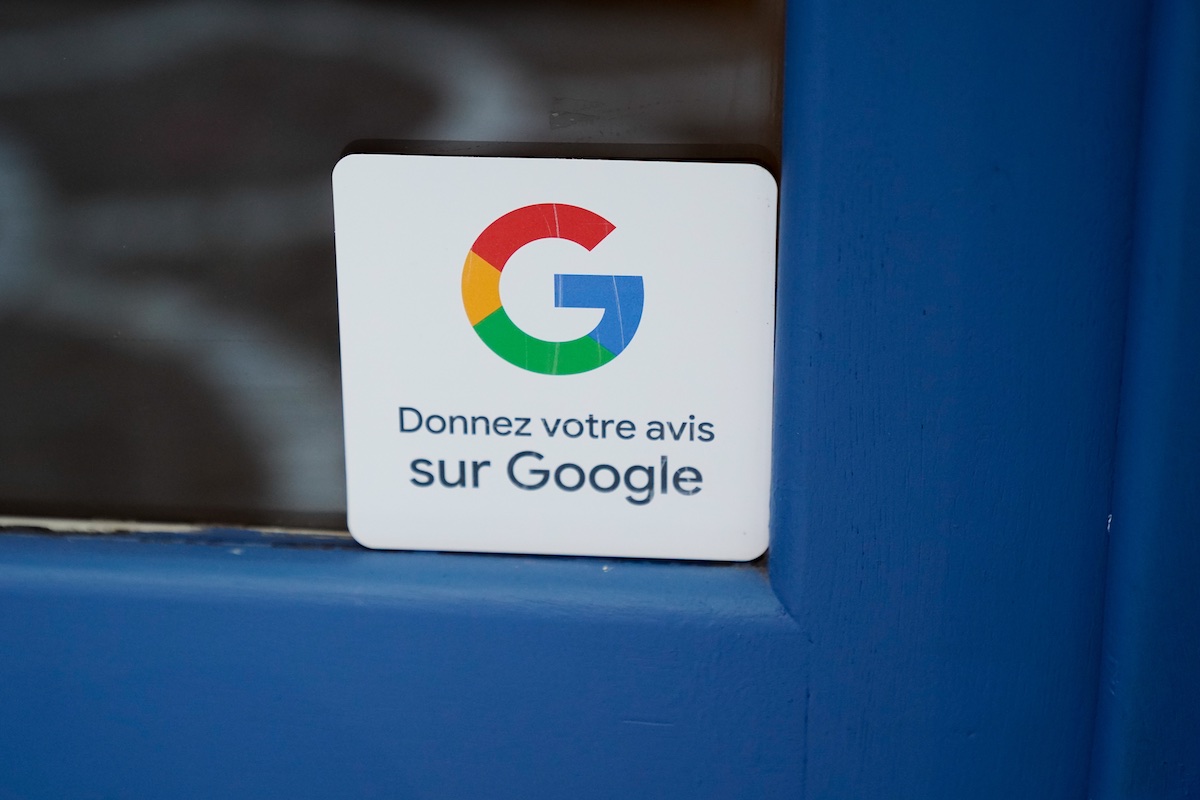 Les techniques utilisées par Google pour démasquer les avis falsifiés - Examen de la langue et de la structure des avis