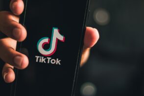 TikTok lance les avatars générés par IA pour les marques et créateurs