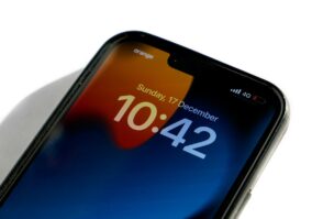 iPhone : la batterie se décharge vite avec iOS 18, comment y remédier