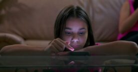 En France, la loi bannit désormais les mineurs de moins de 15 ans des réseaux sociaux