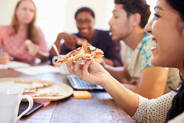 Pour augmenter la productivité de vos collaborateurs, offrez-leur une pizza !