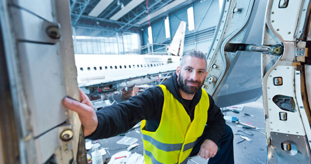 Ingénieurs, opérateurs et mécaniciens : la filière aérospatiale recrute