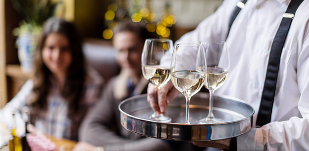 Amandine, serveuse à Paris : "La vraie vie de brasserie est ici"
