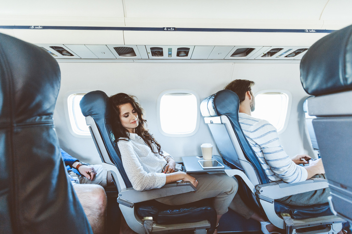 8 astuces pour bien dormir en avion