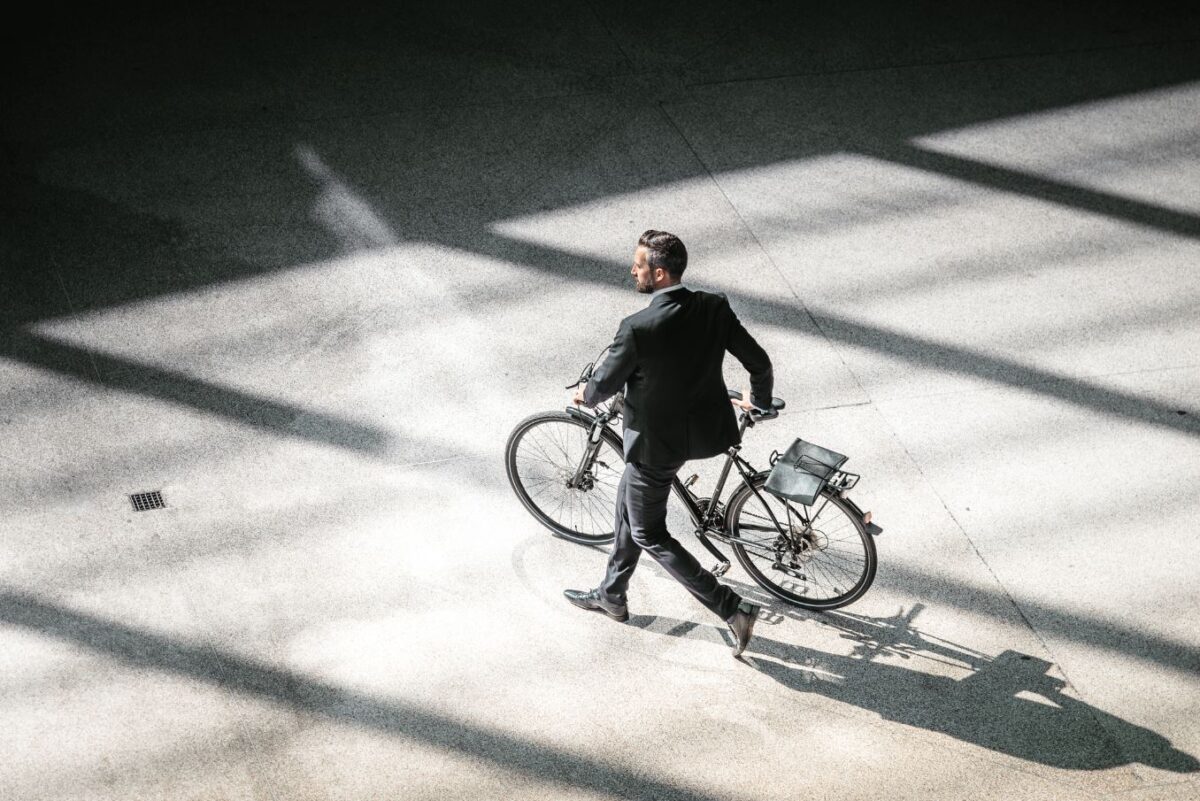 La solution pour faire du velo en costume Hellowork