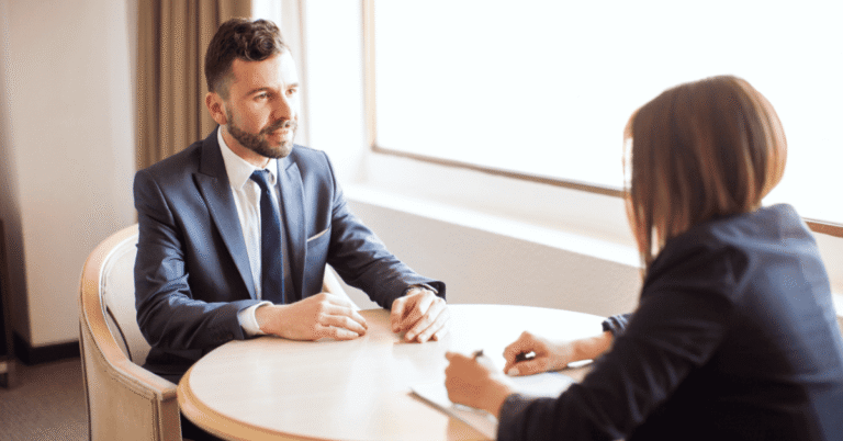 Les 12 gestes qui vous trahissent en entretien