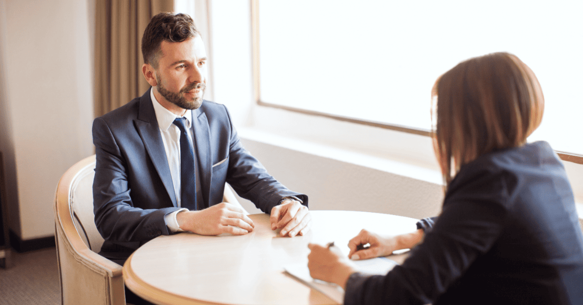 Les 12 gestes qui vous trahissent en entretien