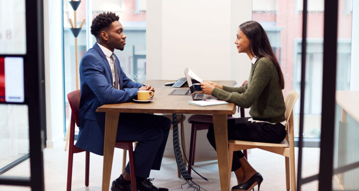 5 questions originales à poser au recruteur en fin d'entretien - HelloWork