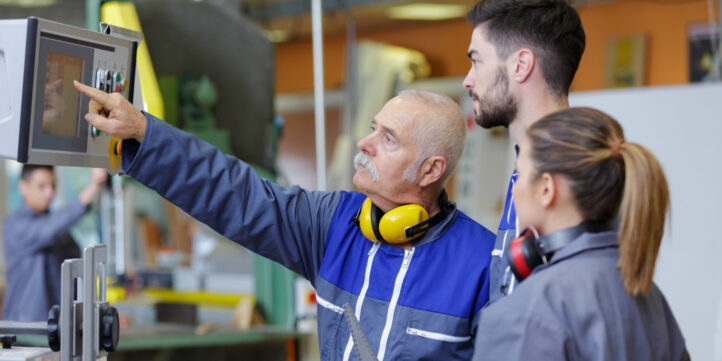 Métiers du soin, agents d’entretien, profs… Les métiers qui recruteront le plus en France en 2030