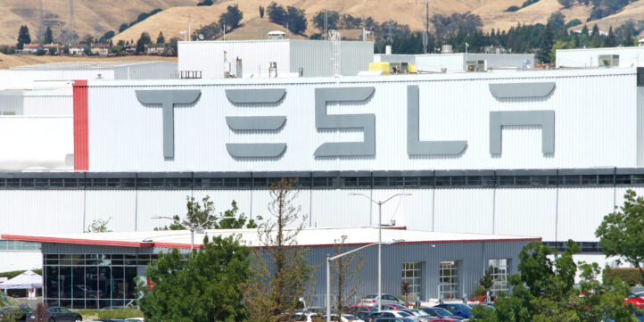 En plein confinement, les ouvriers de Tesla sont obligés de dormir dans leur usine de Shangaï