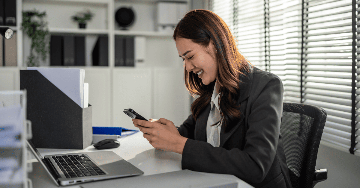 Vous consultez (souvent) votre smartphone au bureau ? Règles et conseils pour en faire bon usage