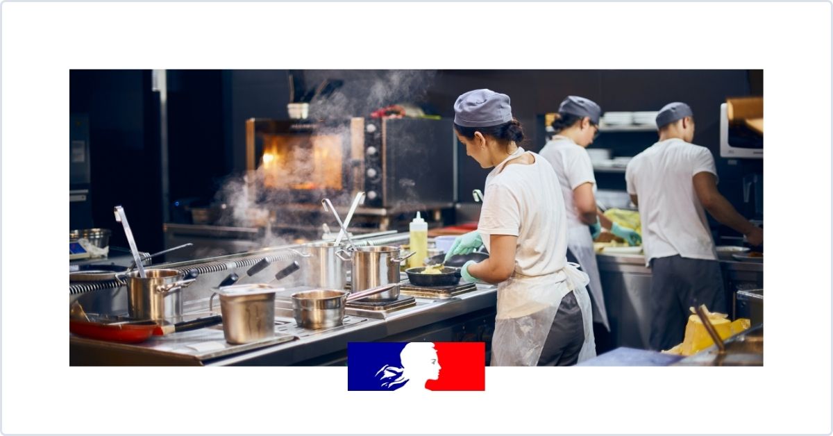 En cuisine avec Clara, passionnée par son métier de commis
