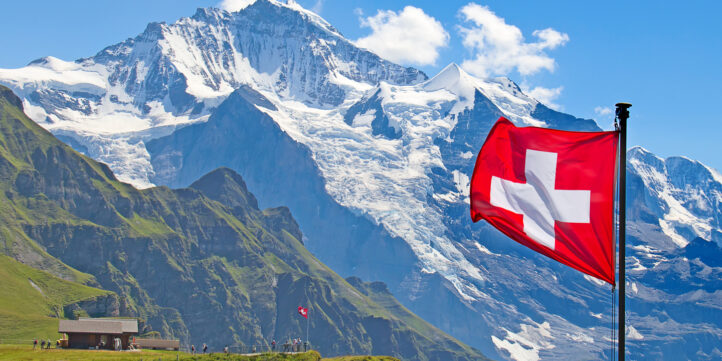 Permis de travail, contrats, frontaliers... Les d&#xE9;marches &#xE0; conna&#xEE;tre pour travailler en Suisse