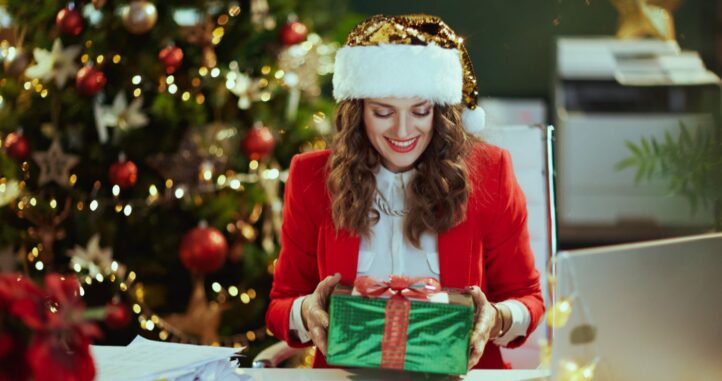 Idées de cadeau pour un Secret Santa au bureau : quoi offrir à un(e)  collègue ?