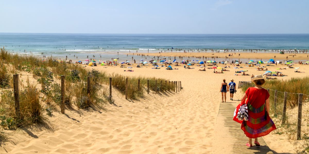 Vacances : comment réagir quand on croise son boss en maillot de bain sur la plage ?
