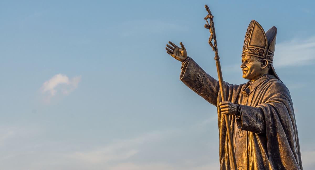 Pape, cardinaux, prêtres... Combien gagne-t-on au sein de l'Église catholique ?