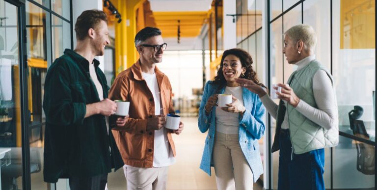 Small talk au travail : comment être à l’aise ?