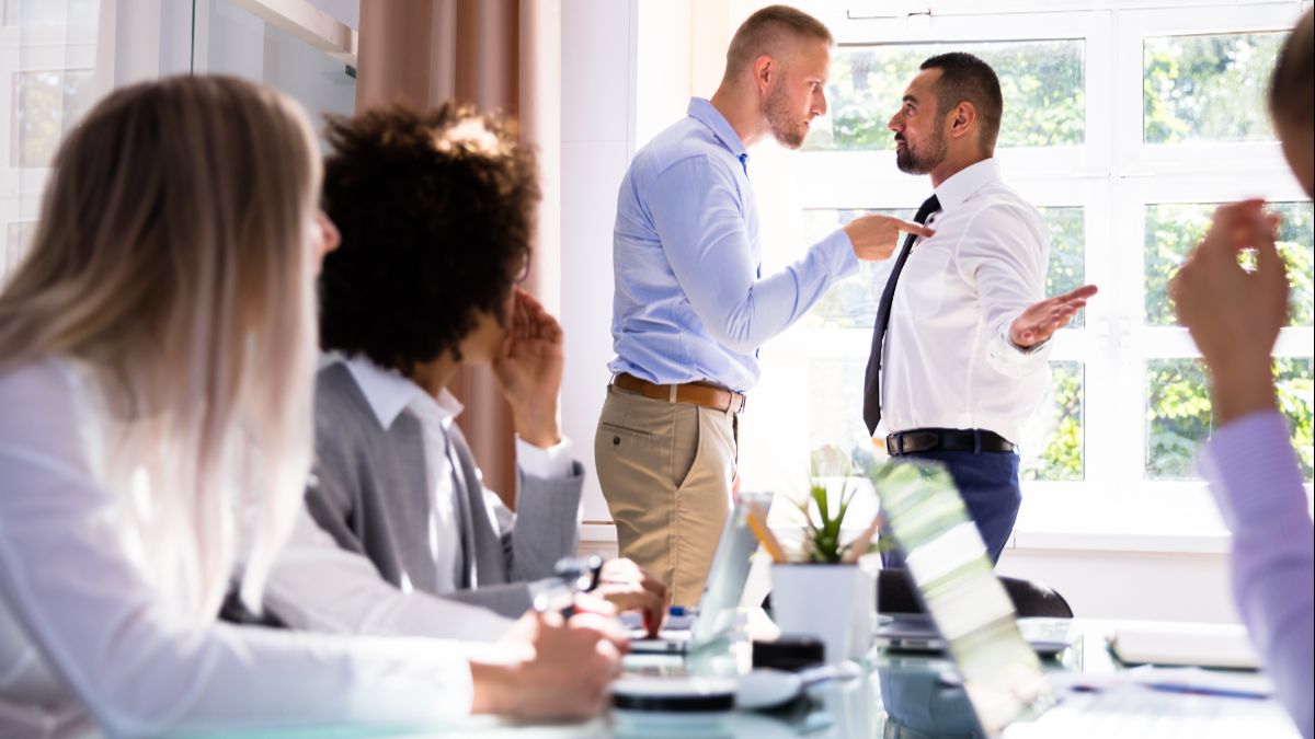 Harcèlement au travail par un collègue, comment faire face ?