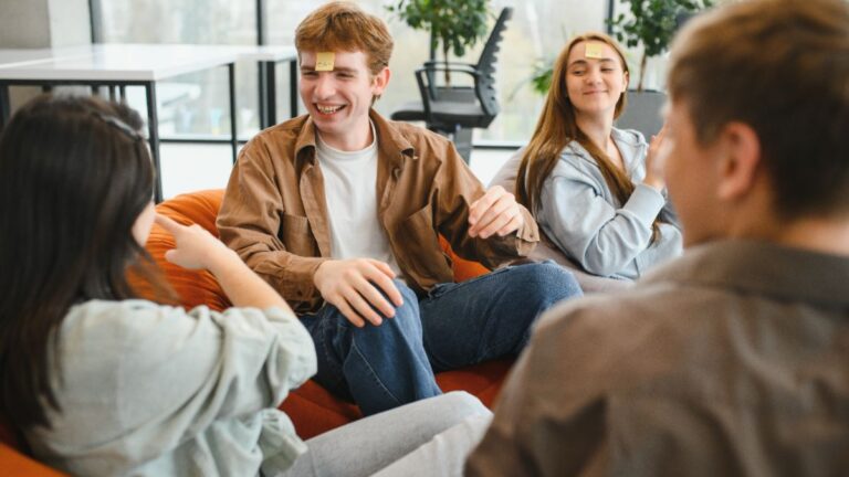 Jeux entre collègues : 15 idées de jeux gratuits pour s’amuser
