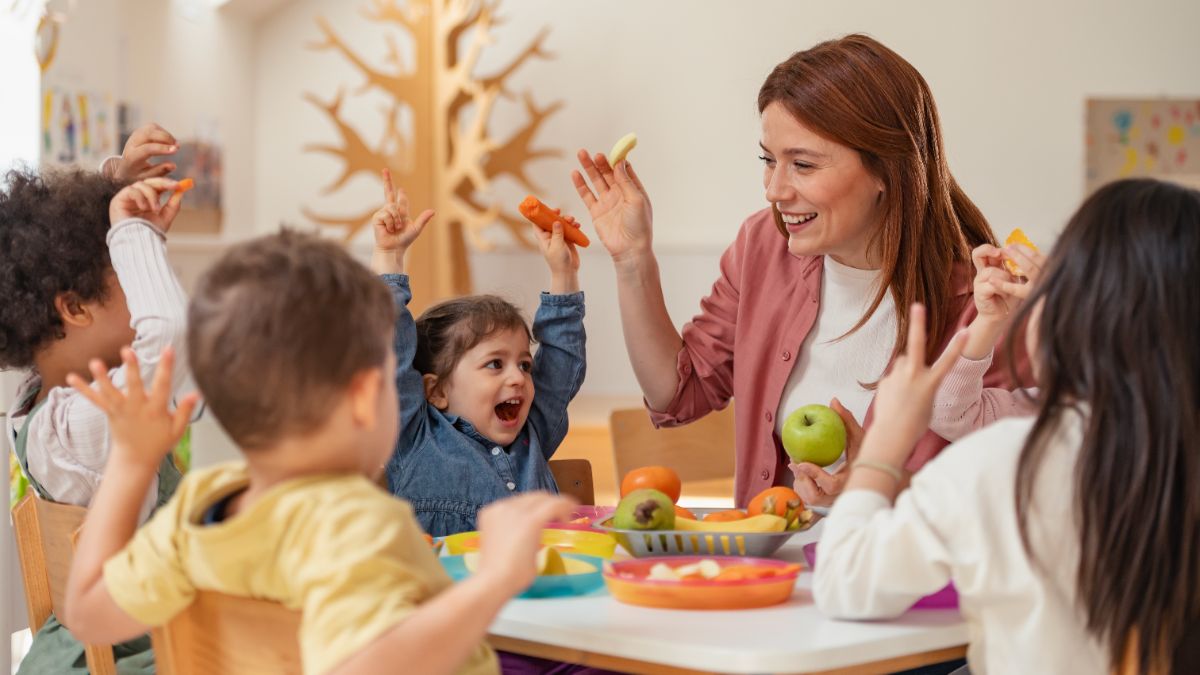 Travailler dans la petite enfance : métiers, formations, salaires