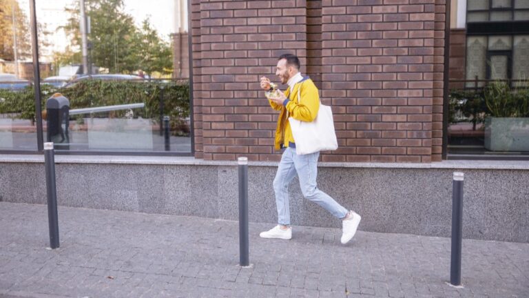 Moins de stress, plus de pas : 7 000 bonnes raisons de marcher au boulot
