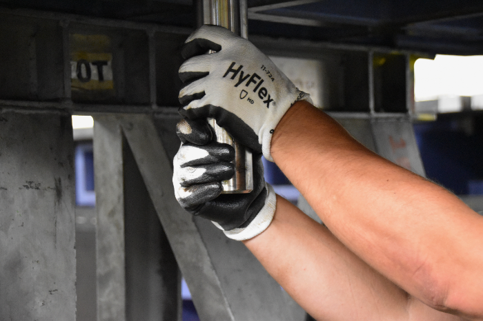 mains d'un outilleur usine avec des gants