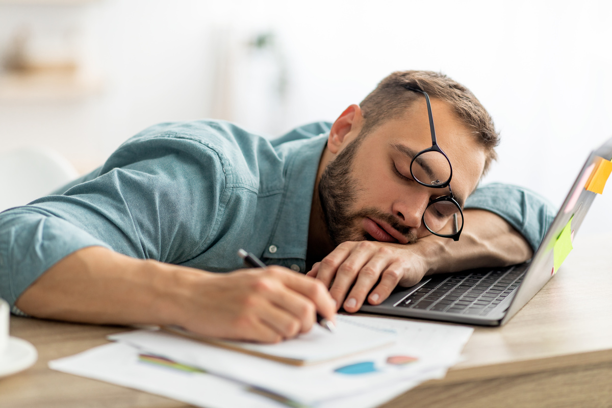 Présentéisme au travail : définition et solutions pour s’en défaire