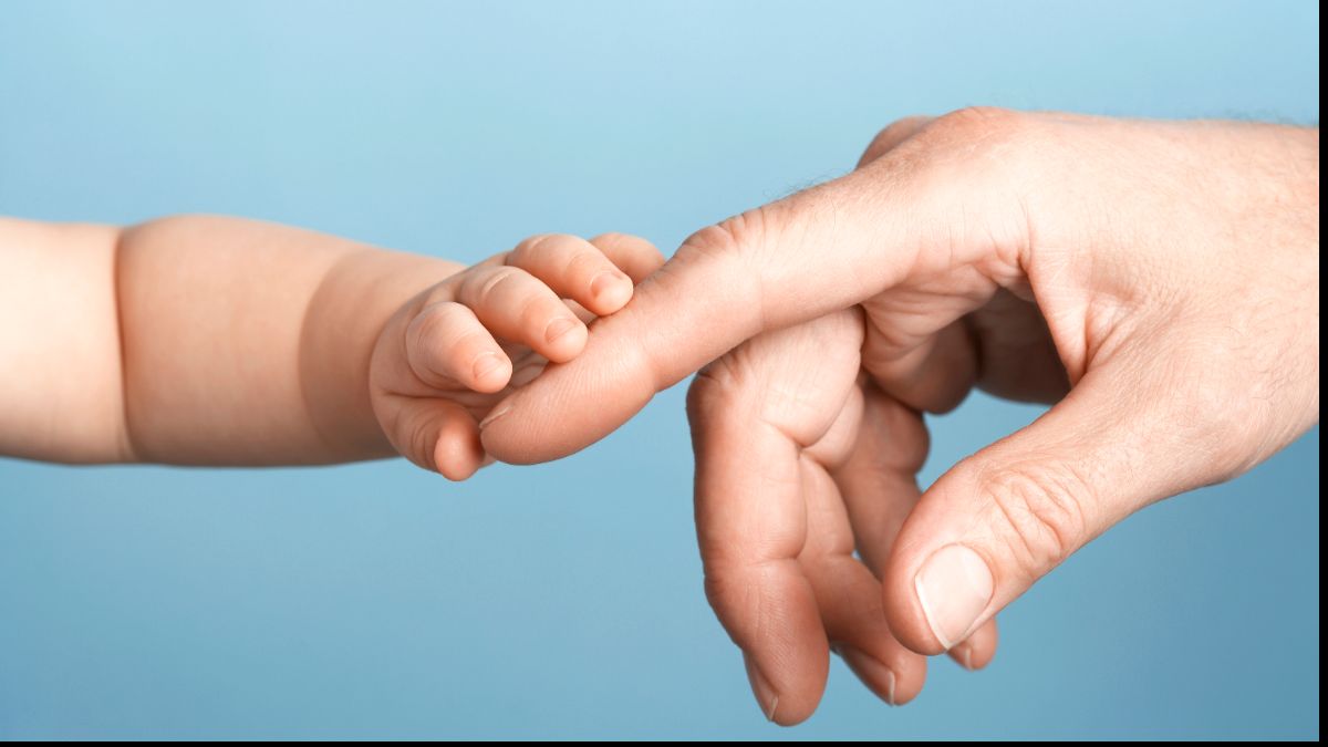 Quelles différences entre congé paternité et congé de naissance ?