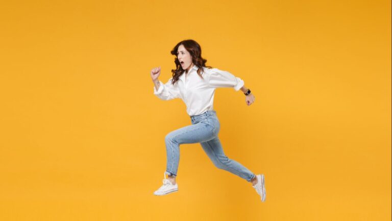 Job hopping : booster de carrière ou stratégie risquée pour les jeunes diplômés ?