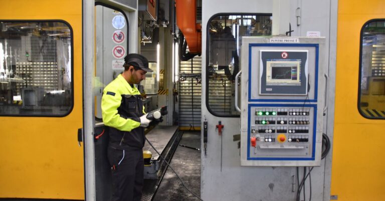 « Ici on ne fait jamais la même chose ! » : techniciens de maintenance chez Volvo Group, ils témoignent