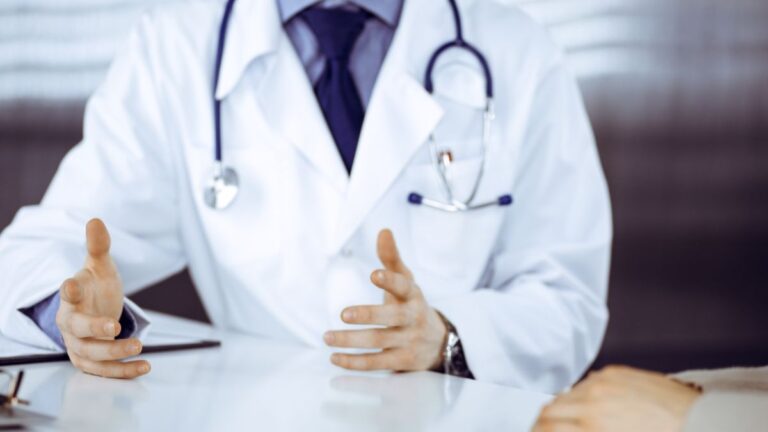 Arrêts maladie : le gouvernement serre la vis sur les durées de prescription