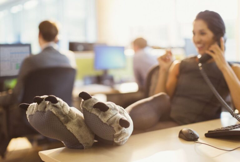 Bientôt tous en chaussons au bureau ? Ces entreprises ont sauté le pas