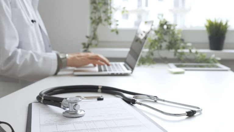 Ce métier du médical paie jusqu’à 3 600 € net (sans longues études)