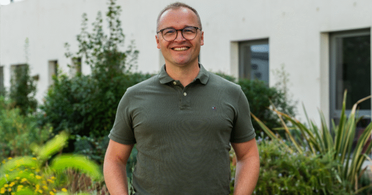 Clément, conseiller immobilier et agriculteur : « Aujourd’hui, mon téléphone, c’est mon bureau ! »