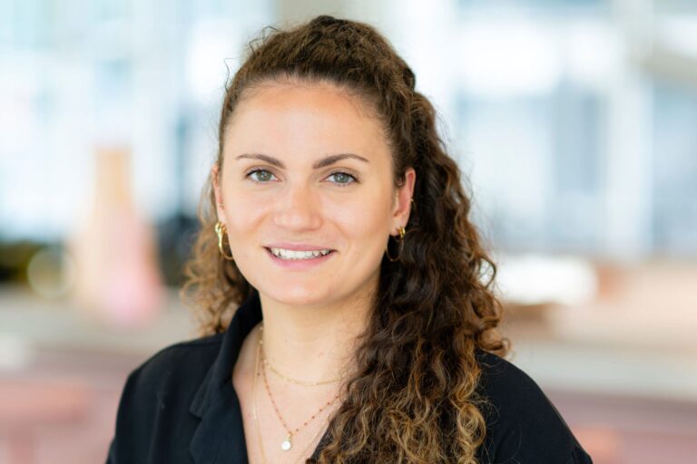 Coline, escrimeuse et gestionnaire des ressources humaines : « C’est grâce à SPIE que je peux poursuivre mon chemin de sportive de haut niveau ! »