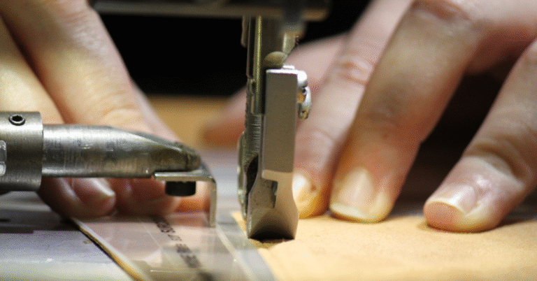De la restauration à la maroquinerie d’excellence, Lise a changé de secteur en conservant la passion du beau geste