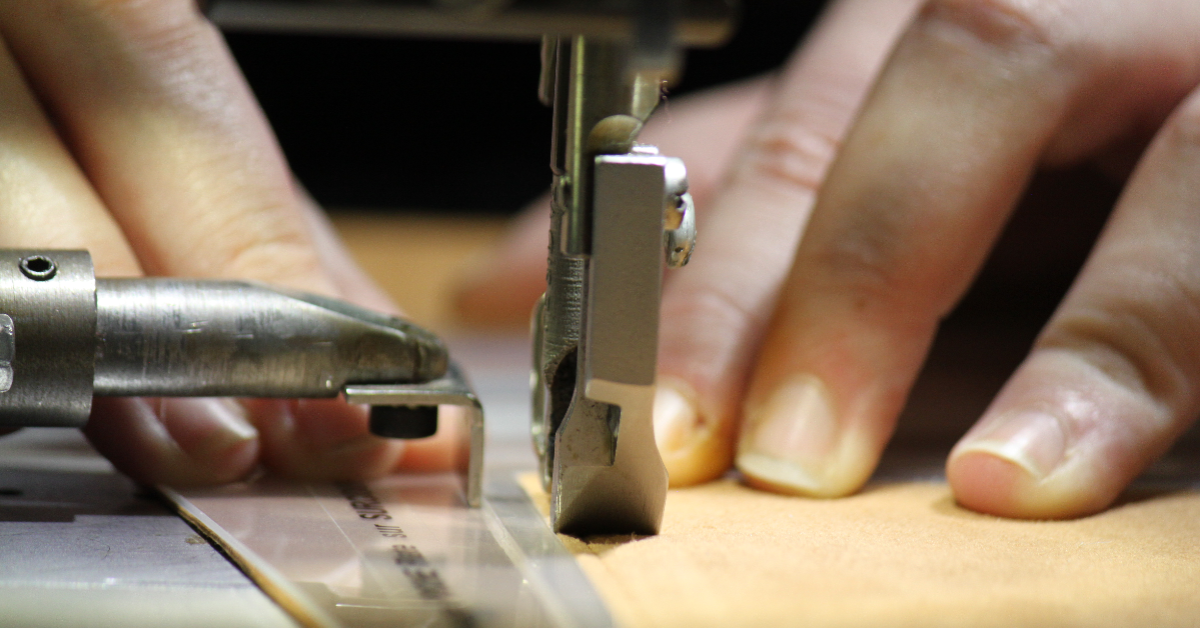 De la restauration à la maroquinerie d’excellence, Lise a changé de secteur en conservant la passion du beau geste