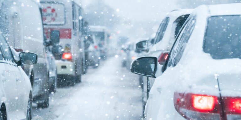 Neige, verglas, intempéries et déplacements : quels sont vos droits et obligations en tant que travailleur ?