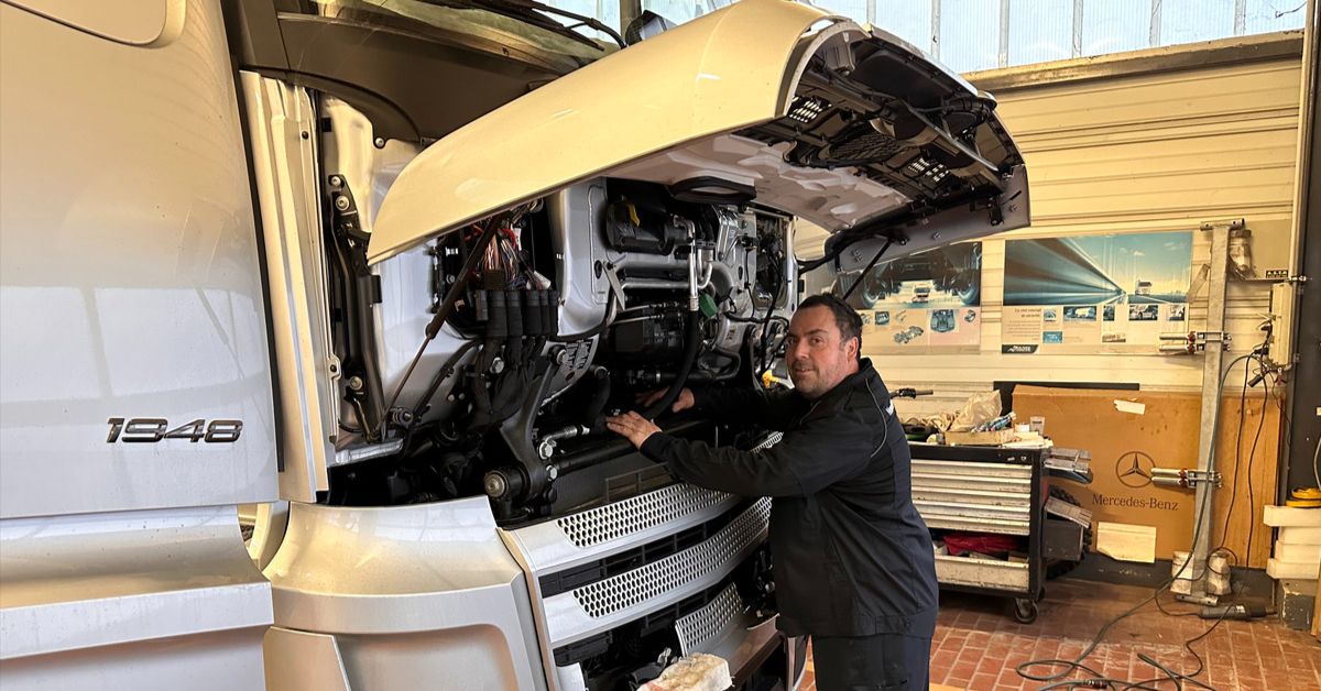 « Après 30 ans dans le même garage, je suis toujours aussi enthousiaste au travail » : mécanicien poids-lourd, il raconte son parcours