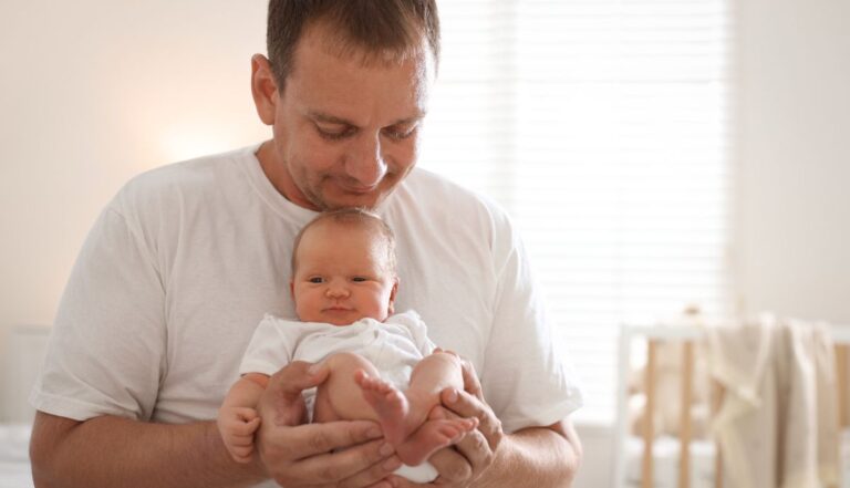 81% des hommes prennent plus qu'une semaine : le congé paternité s’impose dans le monde du travail