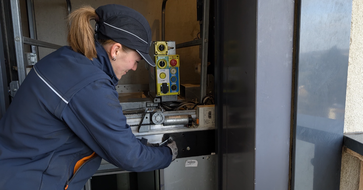 Romanée, 22 ans, technicienne de maintenance ascensoriste : « J'aime me creuser la tête sur des dépannages complexes ! »