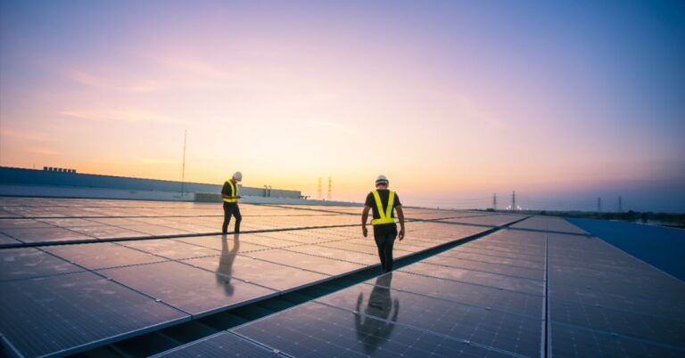 Transition énergétique : 4 familles de métiers qui recrutent (vraiment) en 2026