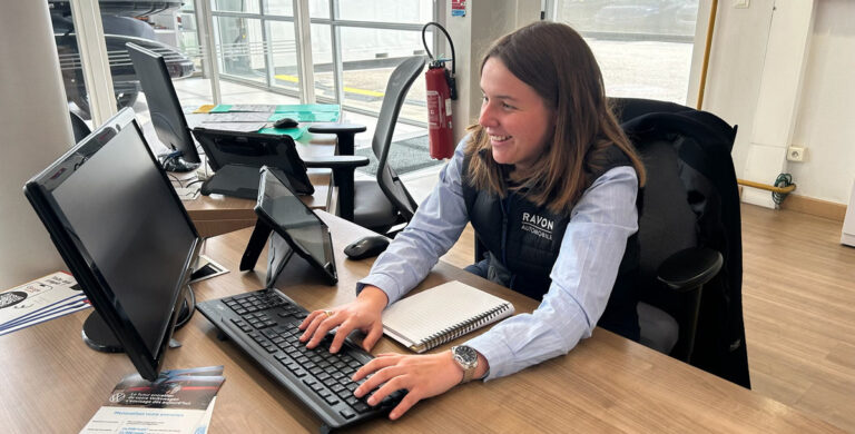 Lou-Ann, conseillère client après-vente dans le réseau du Groupe Volkswagen : « Grâce à l’alternance, je n’ai pas eu de période d'essai ! »