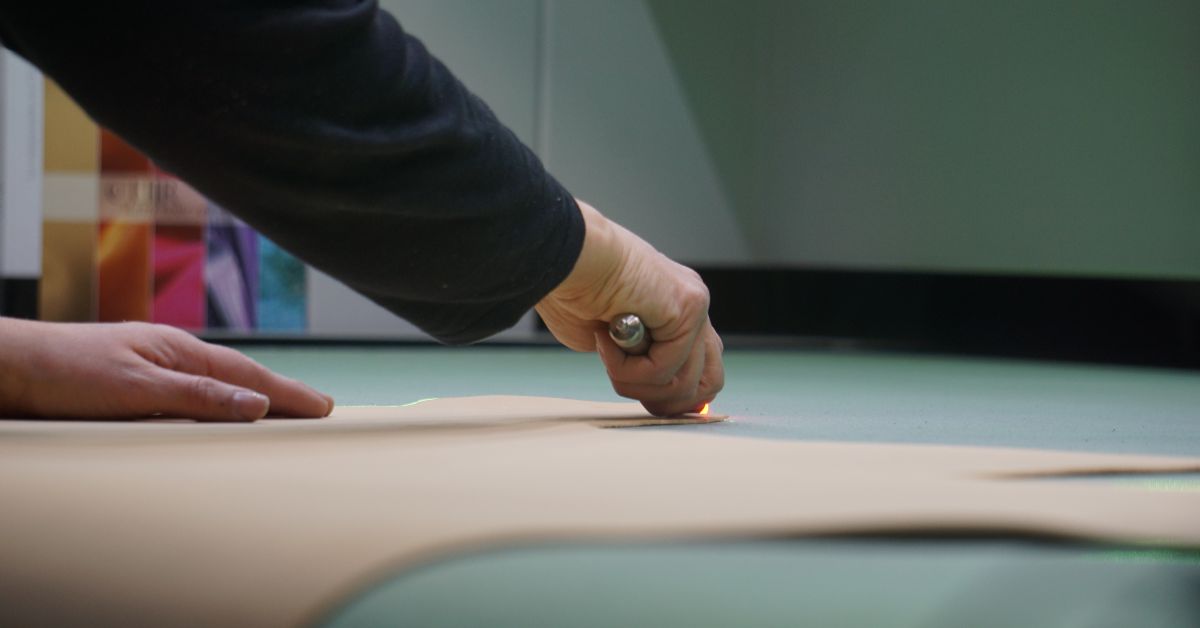 Mylène, coupeuse de cuir : « C’est un puzzle différent à chaque peau »